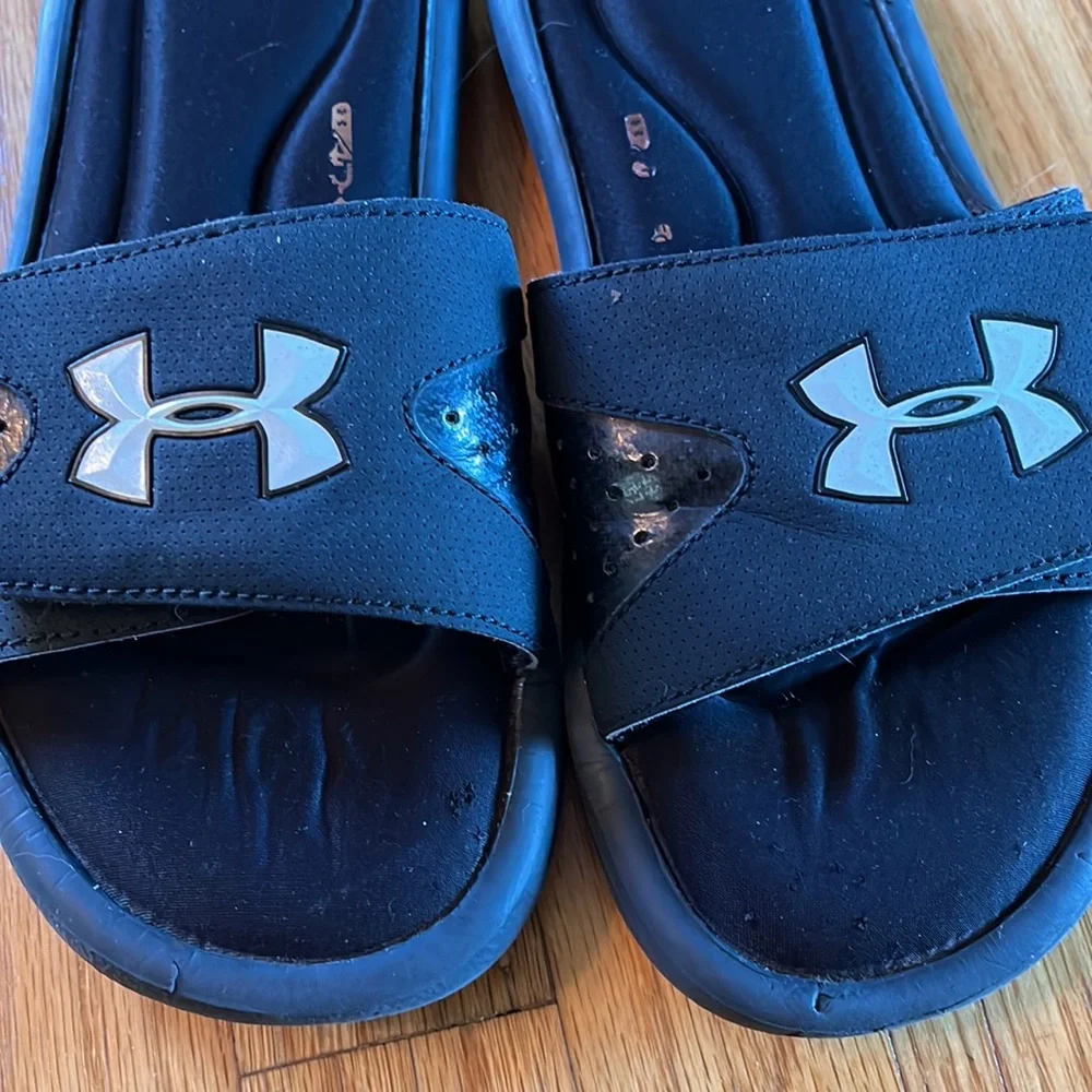 Under Armour | Black Slides sz 5Y